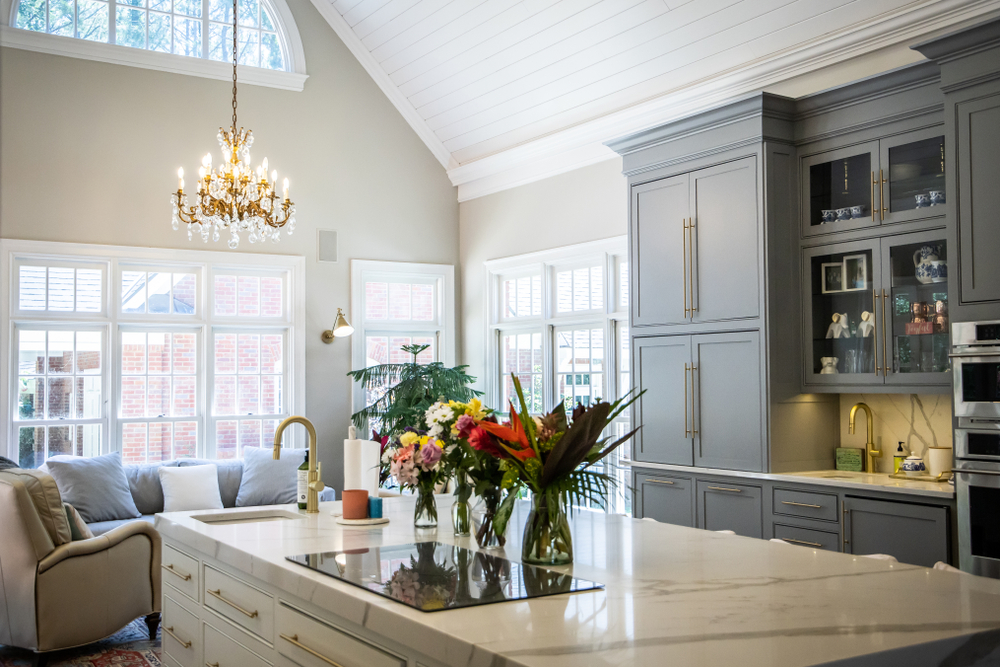 Open,concept,elegant,and,spacious,kitchen,with,marble,countertops,,chandelier,