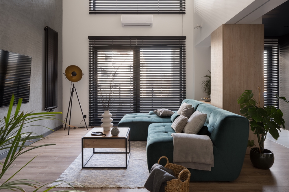 Modern,and,spacious,living,room,with,big,windows,with,blinds,
